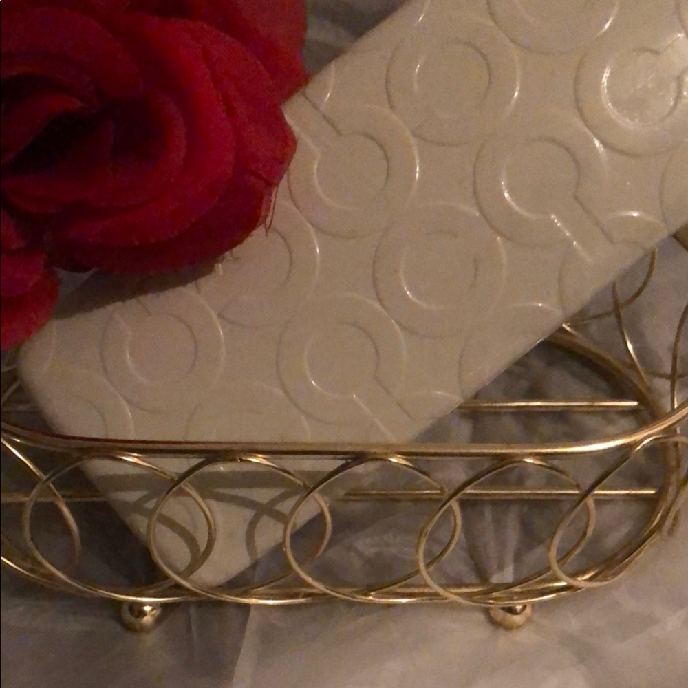 ♥️ BEAUTIFUL ♥️Cream or WHITE COACH SUNGLASSES CASE!  Embossed